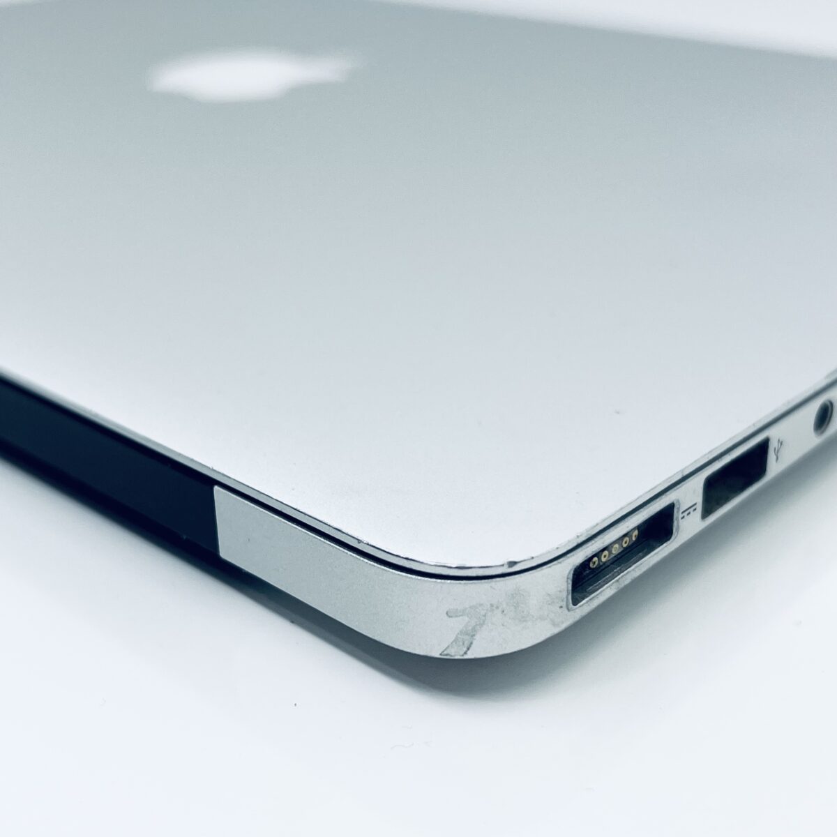 13.3" MacBook Air / Stock No – 7868223 - Image 14