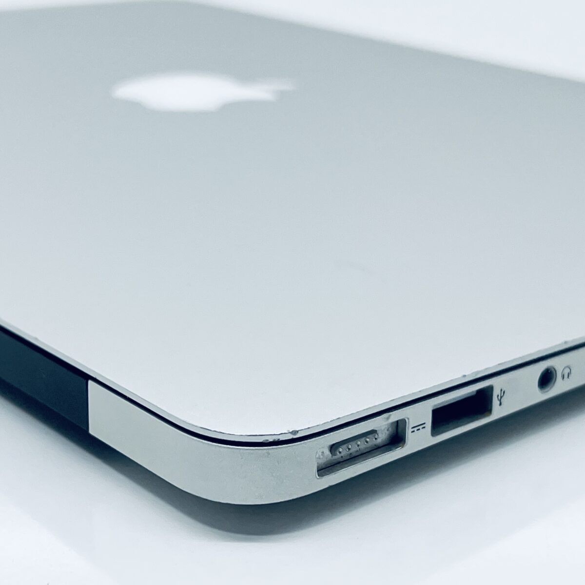 13.3" MacBook Air / Stock No – 7868095 - Image 14