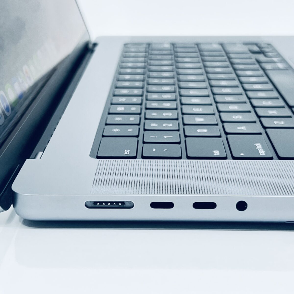 16" MacBook Pro - M1 Pro / 7868285 - Image 6